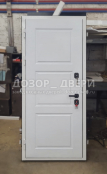 Белая входная дверь