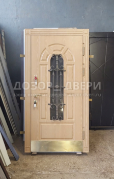 Светлая дверь с ковкой и стеклом